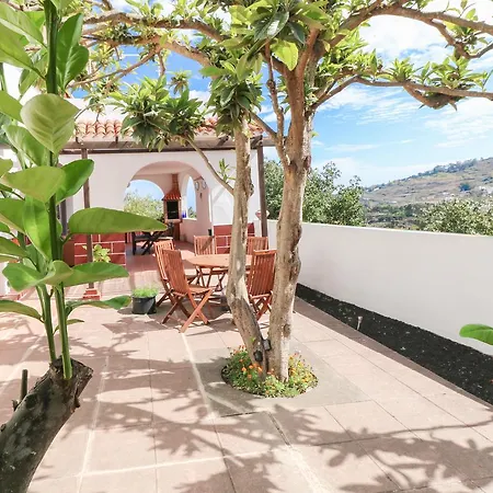 Domingo & Lola's Corner Chalet *