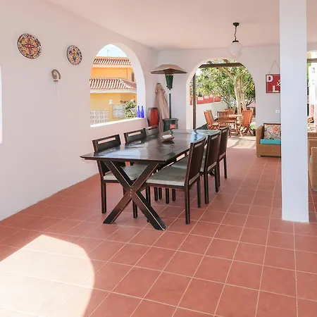 Domingo & Lola's Corner Chalet *